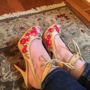 Betsy Johnson raffia embroidered heels size 8